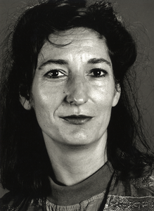 106954 Portret van Maggy Voorsluys, geboren Amsterdam 1953, beeldend kunstenaar te Utrecht. Borstbeeld van voren.